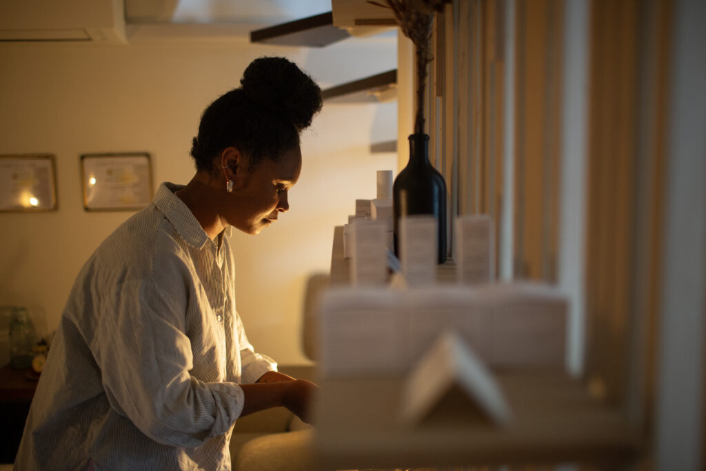 Masseur Riseth Dos Reis in haar Salon in Oud Ijsselmonde