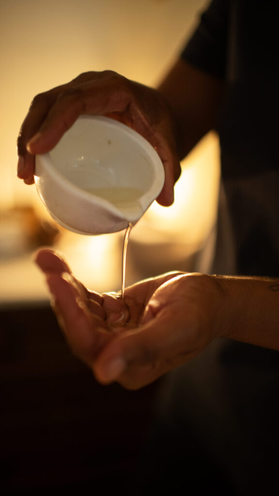 Massageolie. Bij salon Riseth dos Reis wordt alleen met de beste natuurlijke oliƫn gewerkt