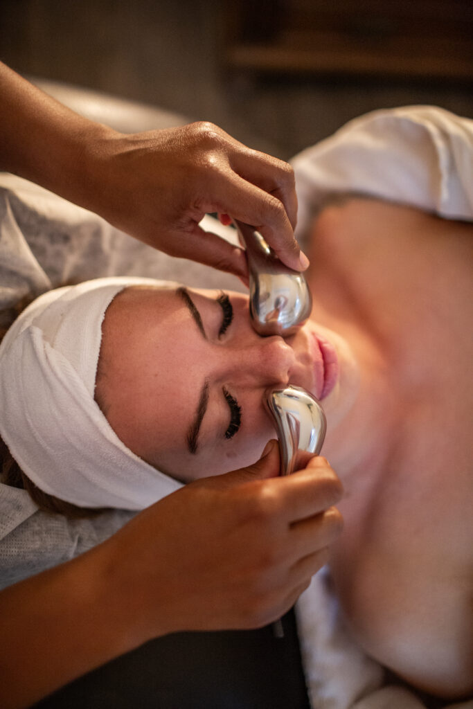 ijsbol lang wangen.
Gezichtsmassage